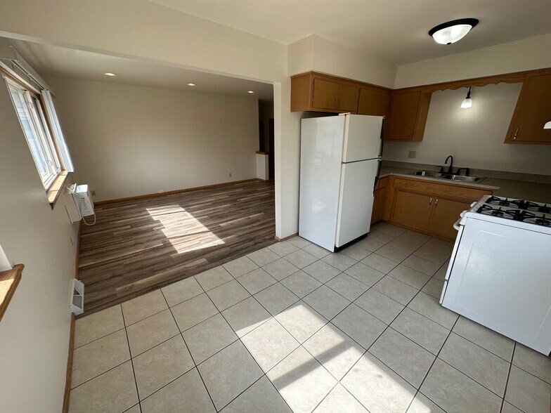 Building Photo - 214 S River St