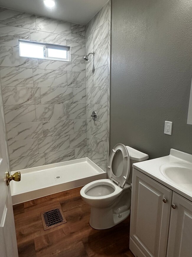 Building Photo - 5 Bed Newly Remodeled Home - PRE-LEASING F...