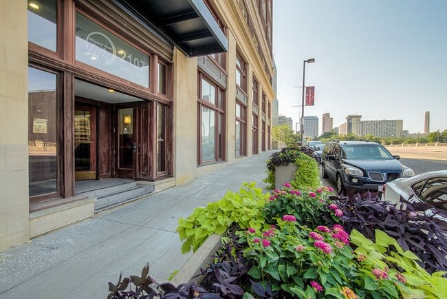 Building Photo - One Bedroom Unit in Wonderful Western Auto Lofts