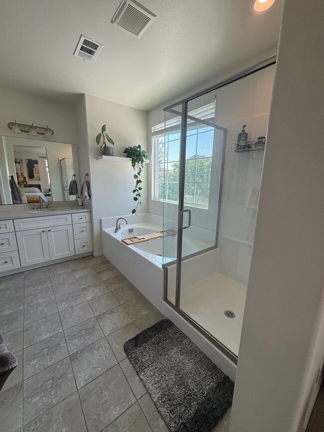 Building Photo - Beautiful 4- Bedroom Home