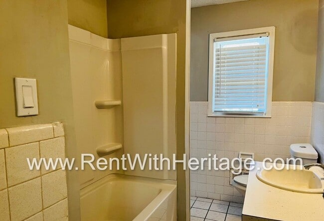 Building Photo - Amazing 4 Bedroom/ 2 Bath Home / Bonus Roo...