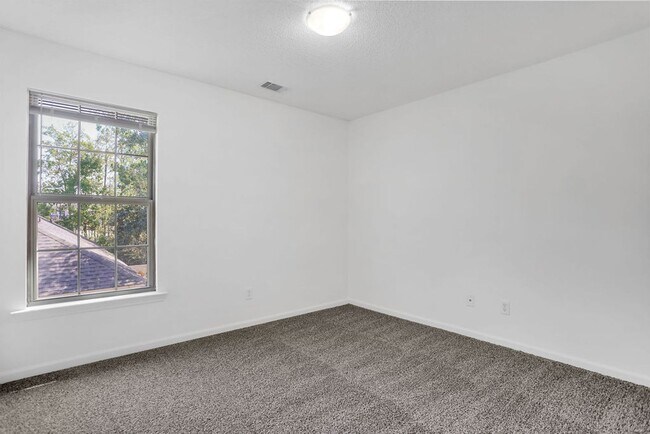Building Photo - 3 bedroom 2.5 bath townhome in Carriage Sq...