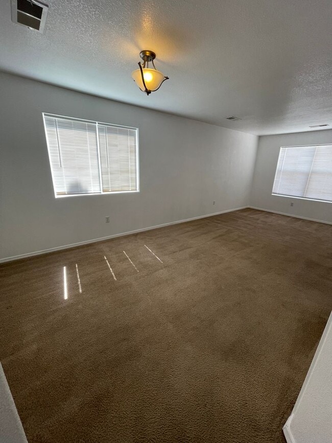 Building Photo - Great 5 Bedroom/2.5 Bathroom off Porter Dr.