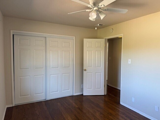 Building Photo - Located in Marina Gardens, great location!...