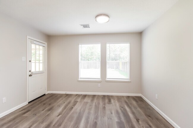 Building Photo - 910 Taylor Ridge Dr