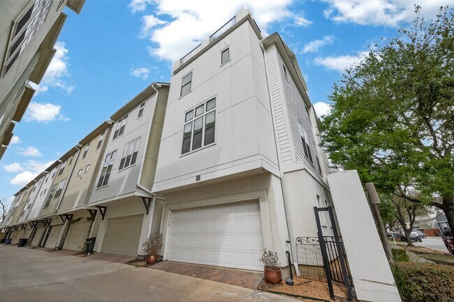 Building Photo - 3217 Maxroy St