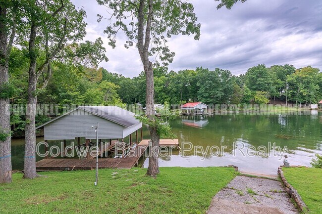 Building Photo - 165 Lakeshore Ct