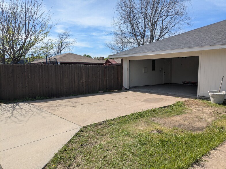 Building Photo - 2410 Cordoba Dr