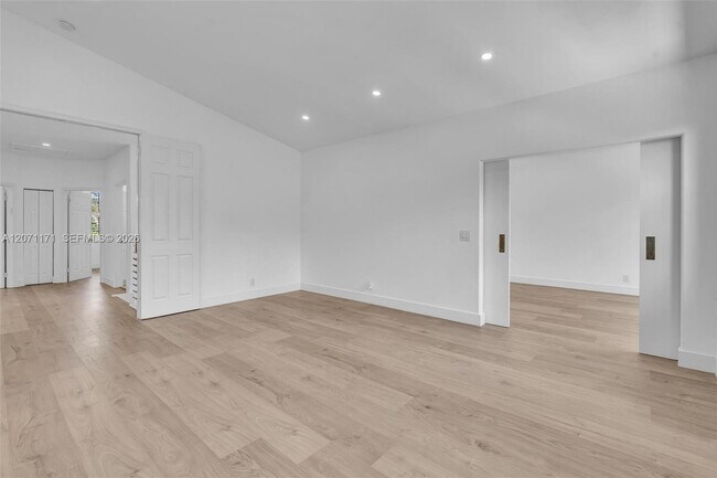 Building Photo - 3433 SW 52nd Ave