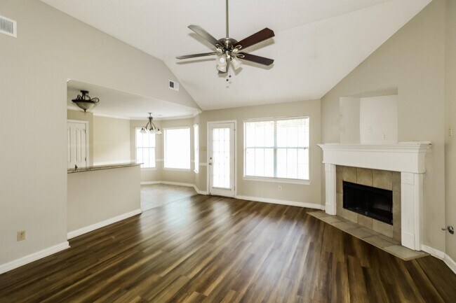 Building Photo - 1602 Far Dr