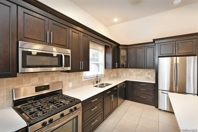 Building Photo - 6 Patricia St