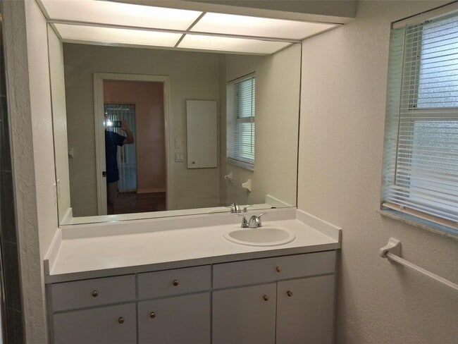 Building Photo - 2420 Dumont Ln