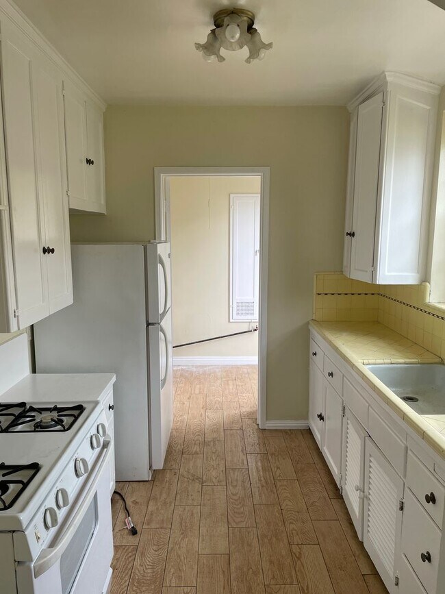 Building Photo - APT PRIMROSE