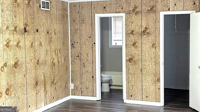 Building Photo - 2710 Riverview Rd