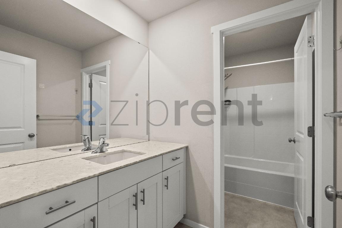 Building Photo - Unit