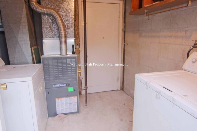 Building Photo - 2 Bed, 1 Bath Upper Unit