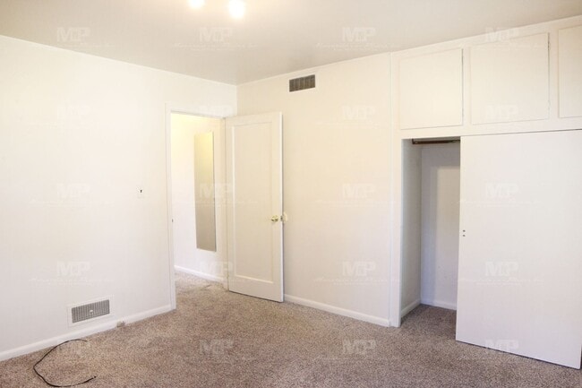 Building Photo - 627 S Grant Ave