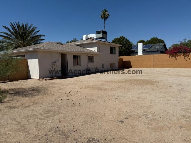 Building Photo - Three Bedroom Multi Level Home