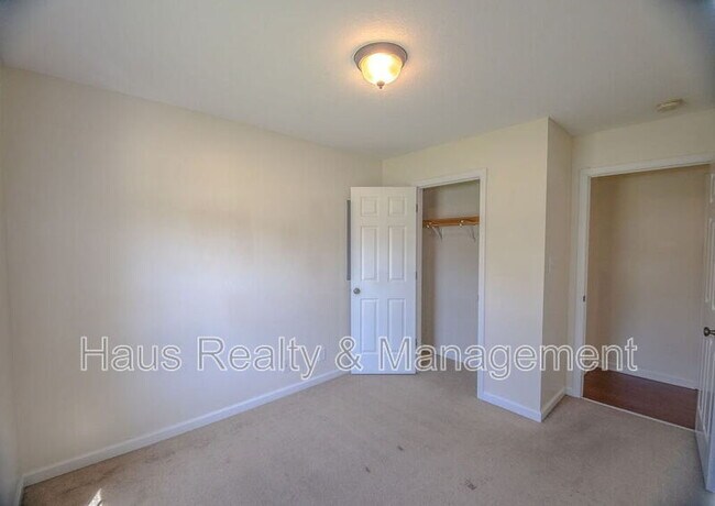 Building Photo - 955 Russet Dr