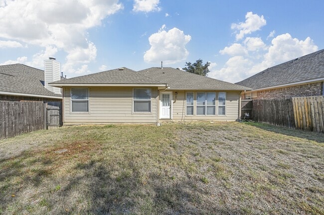 Building Photo - 9229 Chesapeake Ln