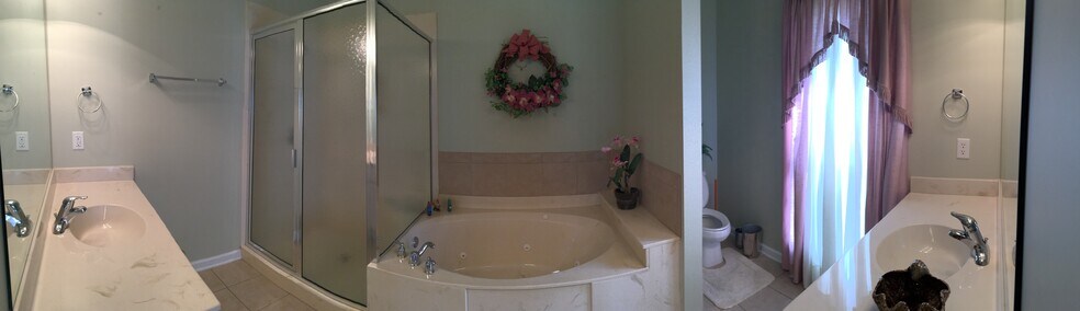 Panoramic view of the master bath - 145 White Dogwood Ln