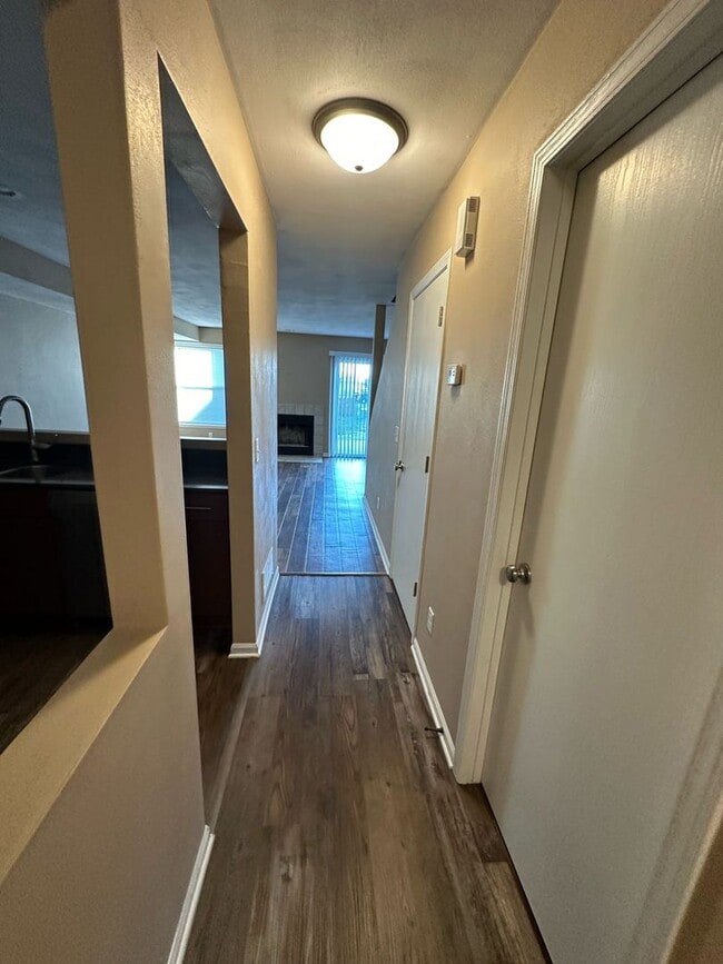 Building Photo - 2 Bedroom 1.5 Bath Spacious Townhome