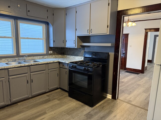 Building Photo - 3 Bed/1 Bath - Unit 132Ngor