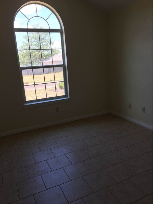 Building Photo - 1096 Squire Dr