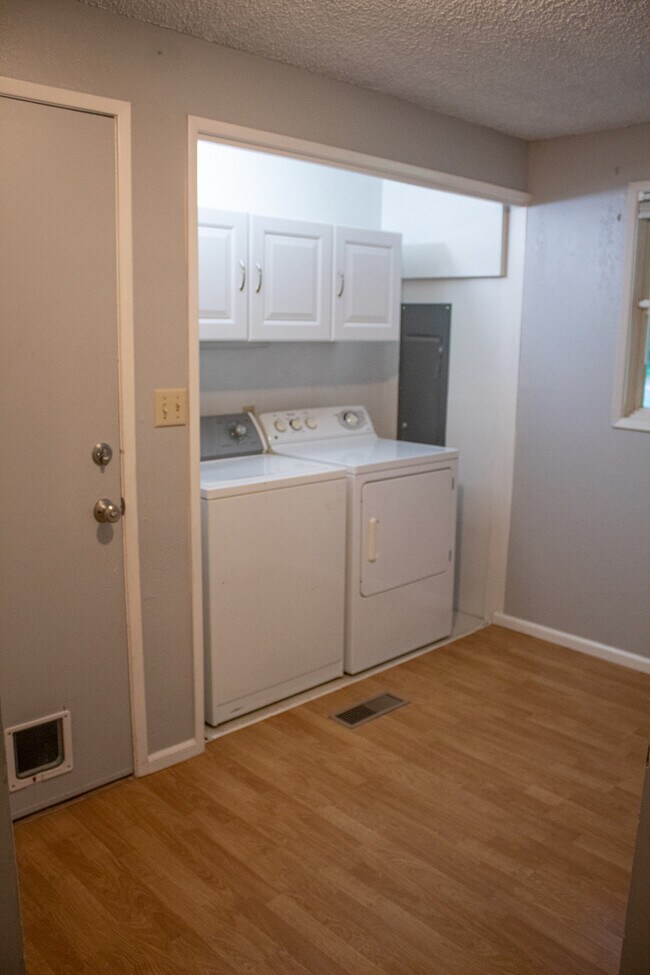 Building Photo - 7147 Mecklem Rd