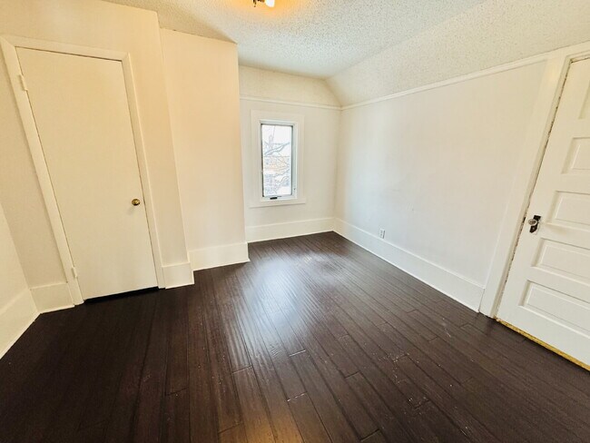 Building Photo - "Spacious 6-Bedroom Gem with Gleaming New Hardwood Floors in Minneapolis!"