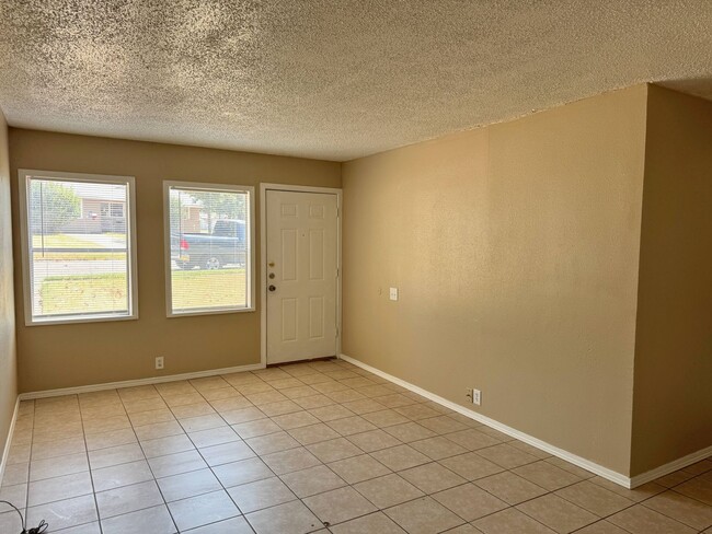 Building Photo - 1502 Parkdale Dr