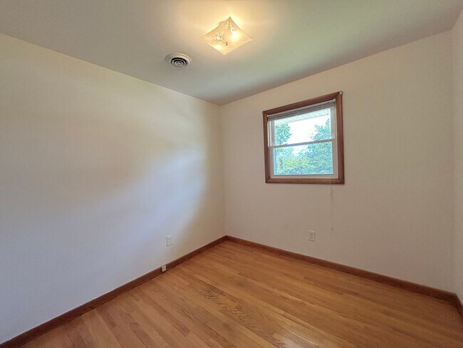 Building Photo - Charming Christiansburg home.