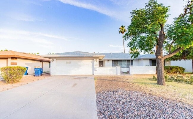Building Photo - 2439 E Del Rio Dr