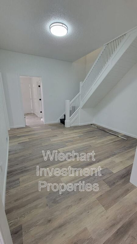 Building Photo - 325 S Pierce St