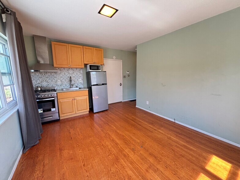 Building Photo - 5875 Picardy Dr