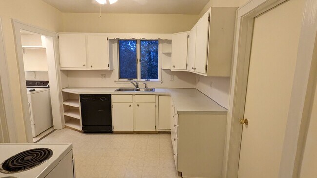 Building Photo - 717 Young Ave