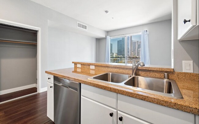 Building Photo - 445 Island Ave