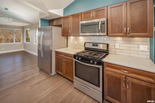 Building Photo - 4640 5th Ave