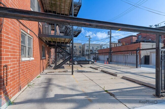Building Photo - 519 S Maplewood Ave