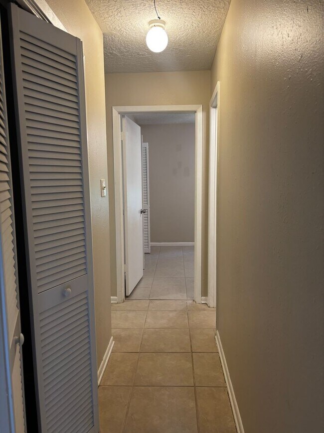 Building Photo - 2 bedroom 2 bath