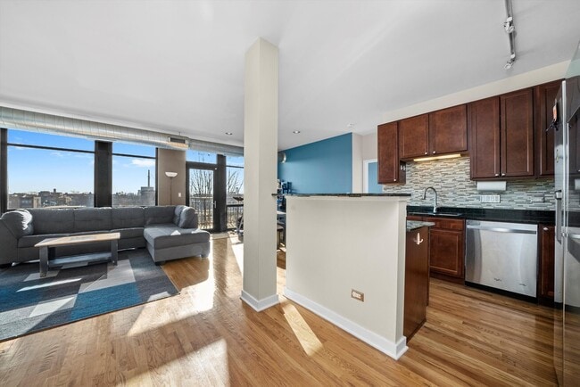 Building Photo - 1001 W 15th St