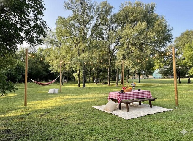 Building Photo - 601B Live Oak Street