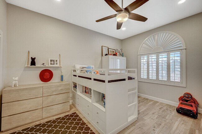 Building Photo - 4 Bedroom Contemporary Furnished-Renovated...