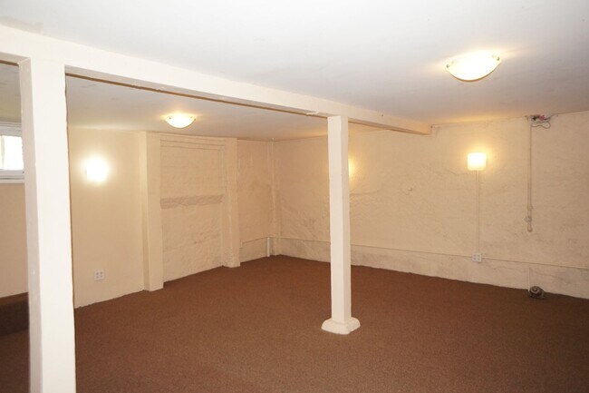 Building Photo - NE Portland 3 bedroom Rose City Park