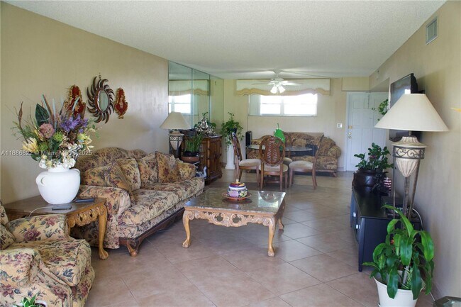 Building Photo - 9820 S Hollybrook Lake Dr