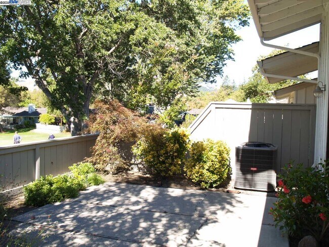 Building Photo - 515 Rolling Hills Ln