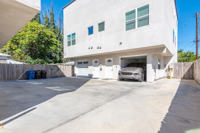 Building Photo - 16753-16755 1/2 Sherman Way