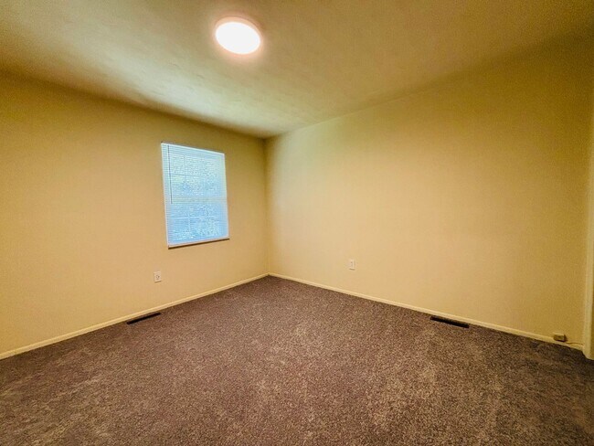 Building Photo - 2 Bedroom, 1.5 Bath Townhouse