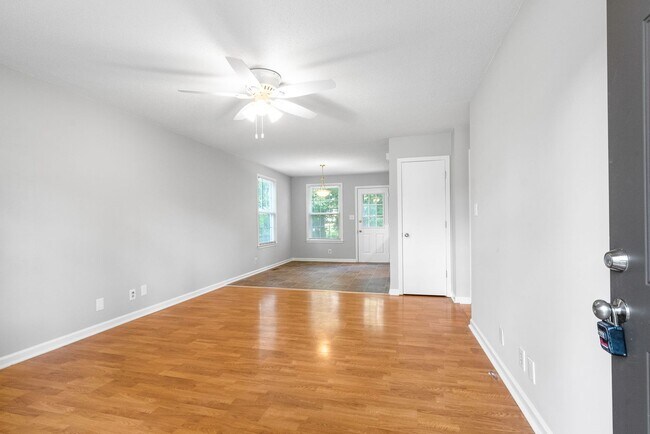 Building Photo - 3 Bedroom Pet Friendly Home For Rent!