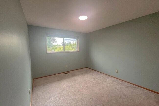 Building Photo - 15560 SE Thorville Ave